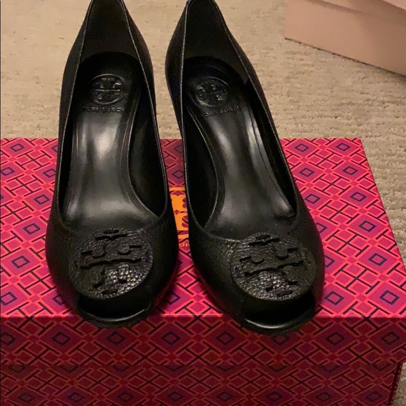 tory burch black wedge shoes